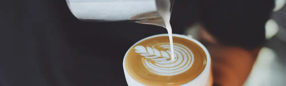 Sütlü Kahveler Arasındaki Farklar. Latte ve Cappuccino İtalya'dan gelir, aynı kökene sahiptirler ama Flat White onlar gibi bir İtalyan...