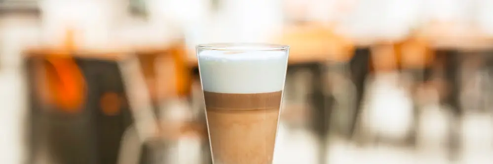 Sütlü Köpüklü | Latte Macchiato, Cafe Latte'nin daha yumuşak ve köpüklü bir sürümü olarak geçmektedir. Yalnızca süt ve Espresso'dan..