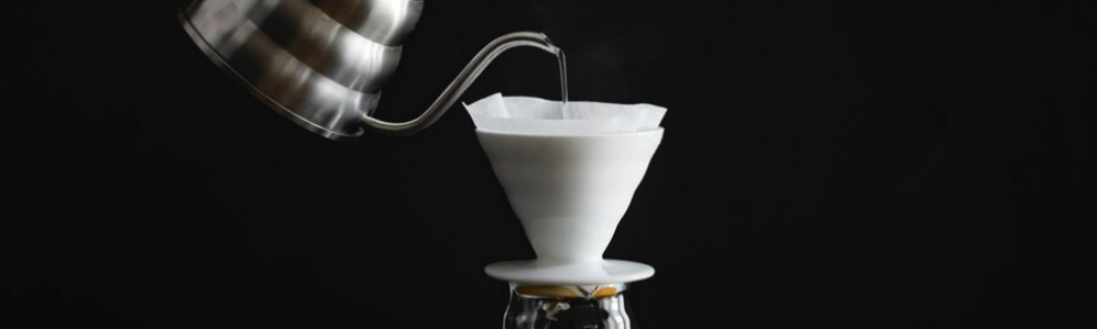 v60 Nedir? Kahve makinesi sadeliği, kullanım kolaylığı ve çok yönlülüğü ile övülür ve kahvenin üzerine dökülerek demlemenin yüksek...