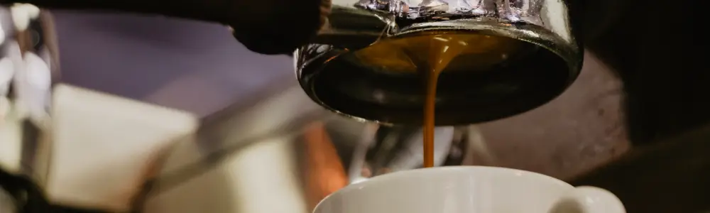 Filtre Kahve ile Espresso Farkı Nedir? Filtre kahve ile Espresso farkı nedir? Ama önemlisi: Hacim olarak filtre kahve daha fazla olsa da Espresso daha güçlüdür...