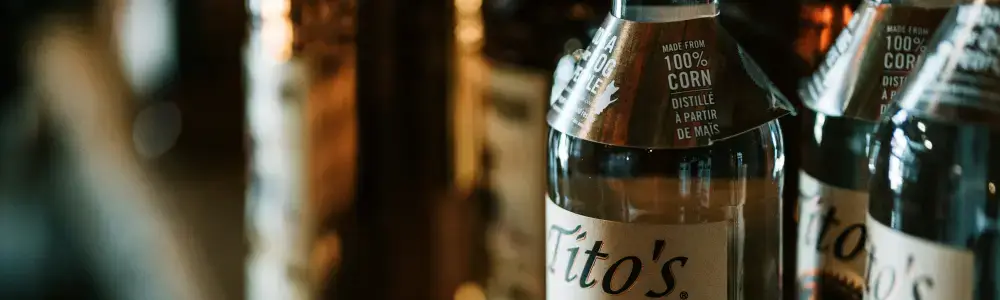 Tito's Vodka Nedir? Nötr yapısı sayesinde, Tito's kokteyllerde kullanılan bir votka olarak yaygın şekilde tercih edilir